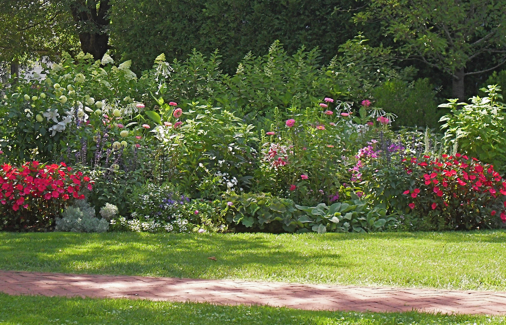 Een strak gazon en mooi aangelegd perceel geeft allure aan je woning en tuin. #tuin #wonen #gazon #tuinontwerp #woningwaarde #tuininrichting