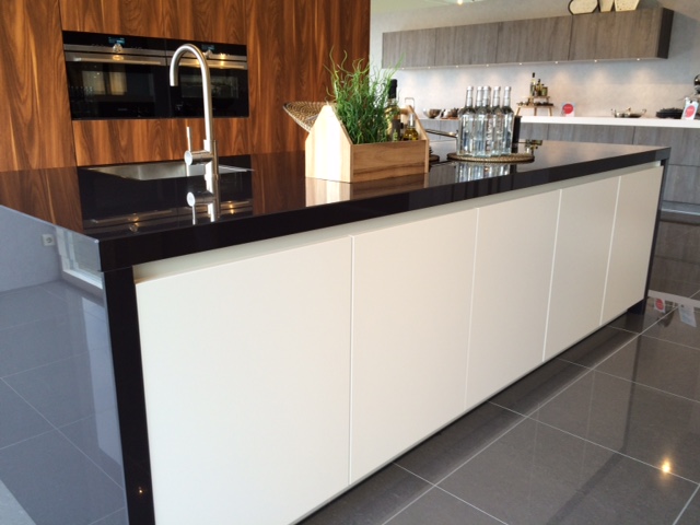 Innovatieve hoogglans Dekton XGloss keukenbla&hellip; UWkeuken.nl