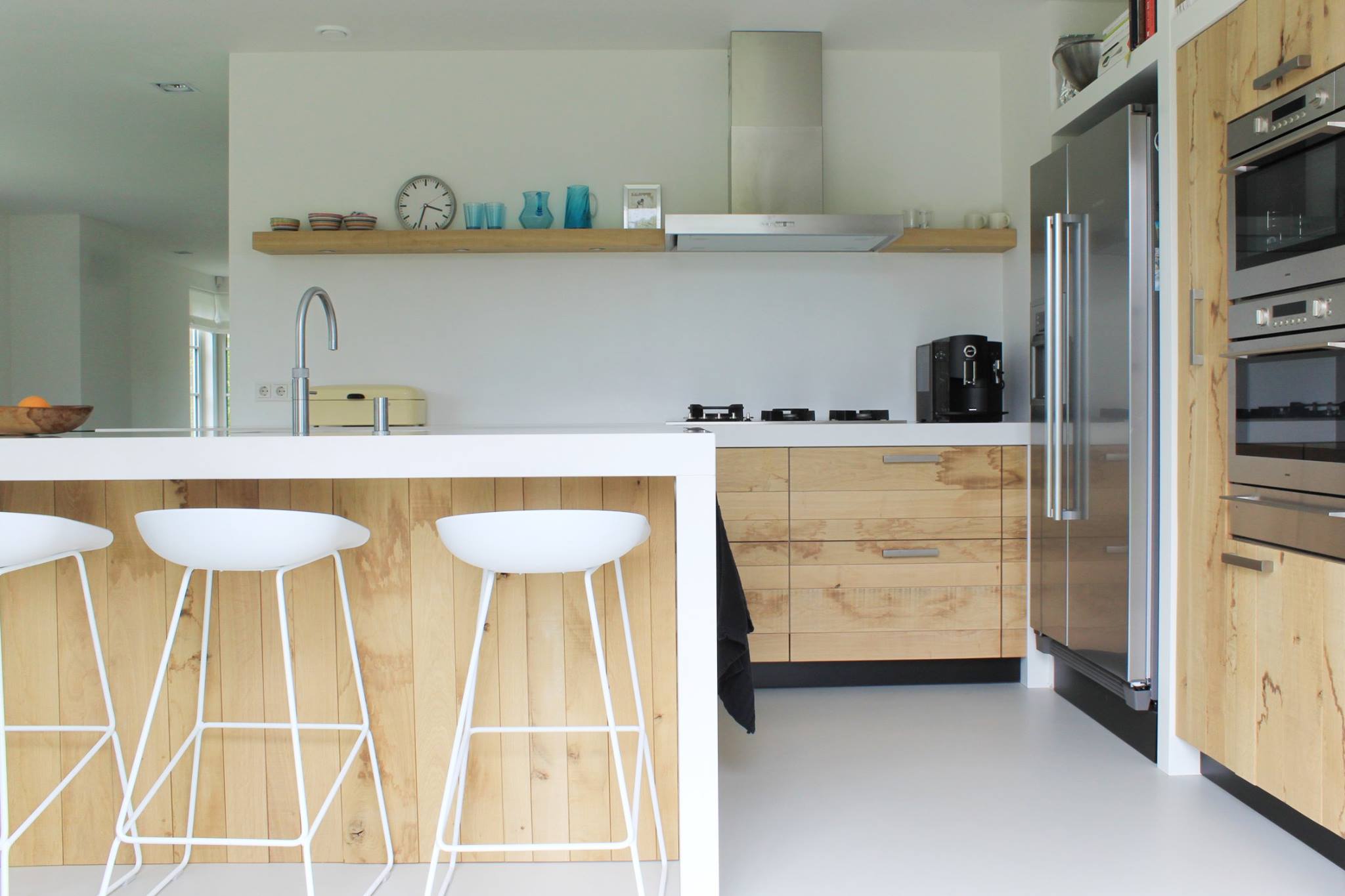 Moderne ruw houten keukens wit keukenblad - UW-keuken.nl