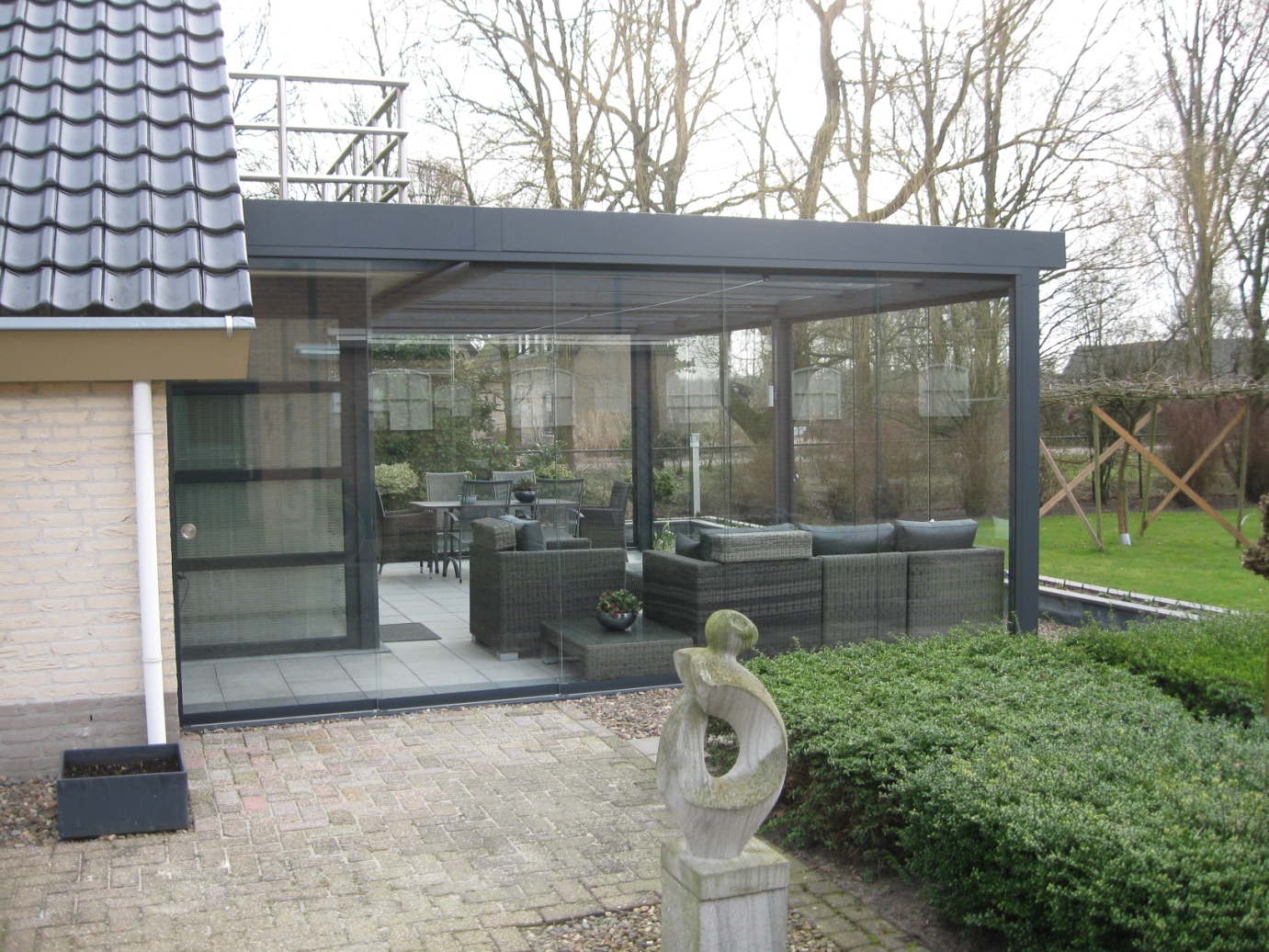 Klokje Obsessie experimenteel Stalen terrasoverkapping: staaltje van minimalisme - UW-tuin.nl