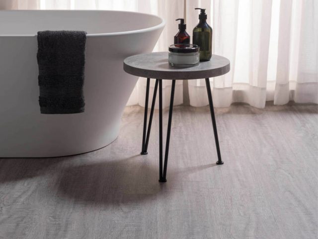 Exotone Premium Vinyl Tiles by Douglas & Jones. Vinyl vloeren met authentieke look & feel van houten vloeren #exotone #vinyl #vloeren #houtenvloeren #vinylvloeren #interieur #douglasjones #badkamer