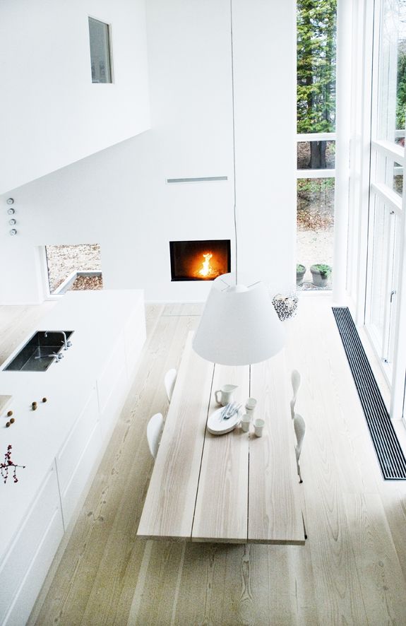 Witte keuken met haard #scandinavisch via bungalow5.dk